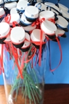 Et stk studenterhue med  røde bånd, på metalpind. Velegnet i dekorationer m.m.